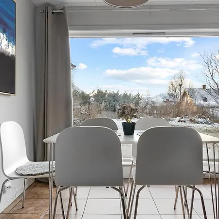 Large Bright Modern W/parking Apartment *
