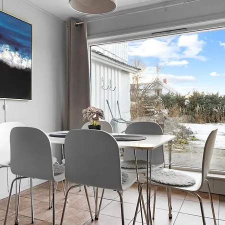 Large Bright Modern W/parking Apartment