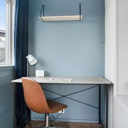 Large Bright Modern W/parking Apartment *
